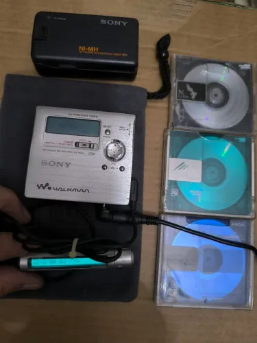 Sony Walkman MZ-R909.