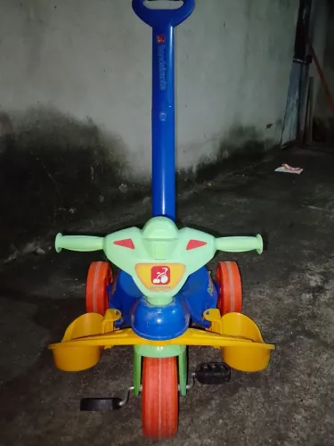 Triciclo infantil menino