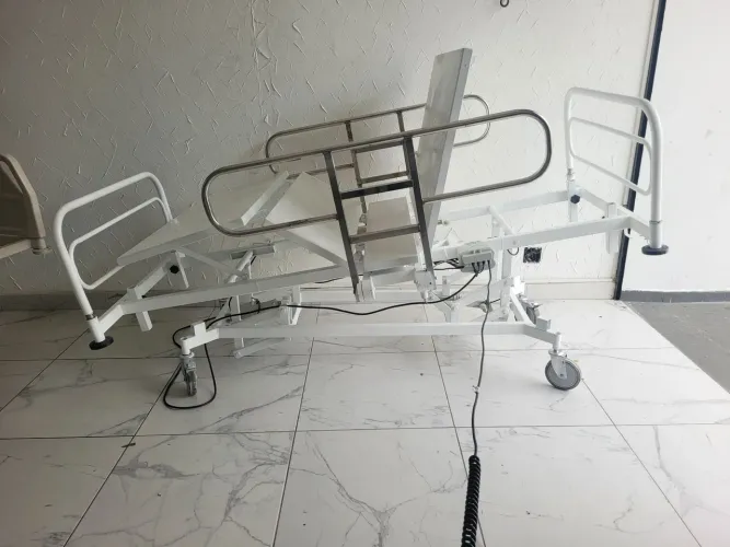 Cama hospitalar elétrica com elevação de altura