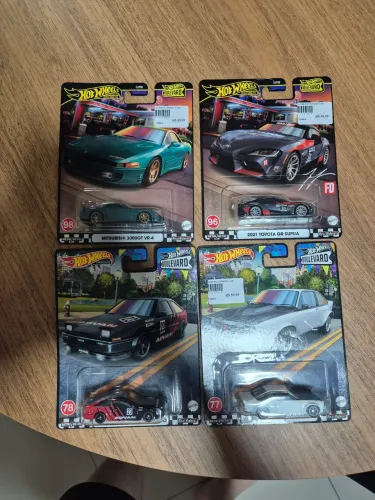 Quatro miniaturas da linha Hot Wheels Premium Boulevard Toyota GR Supra e outros