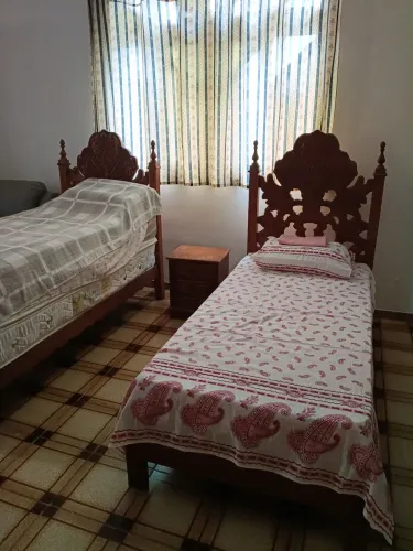 Cama de madeira maciça e criado mudo