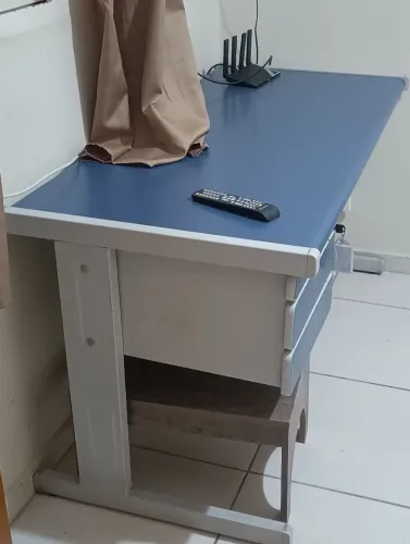 Mesa de escritório com gavetas 