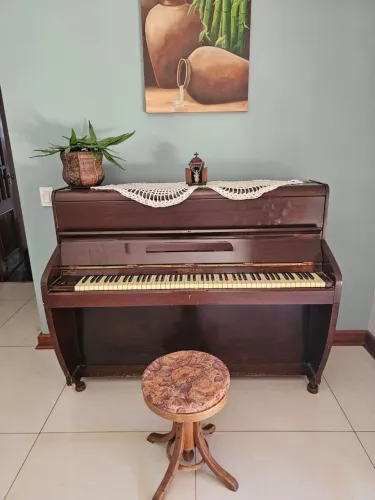 Piano marca Challen