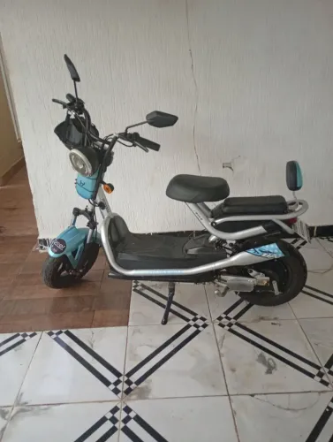 Vende se moto elétrica