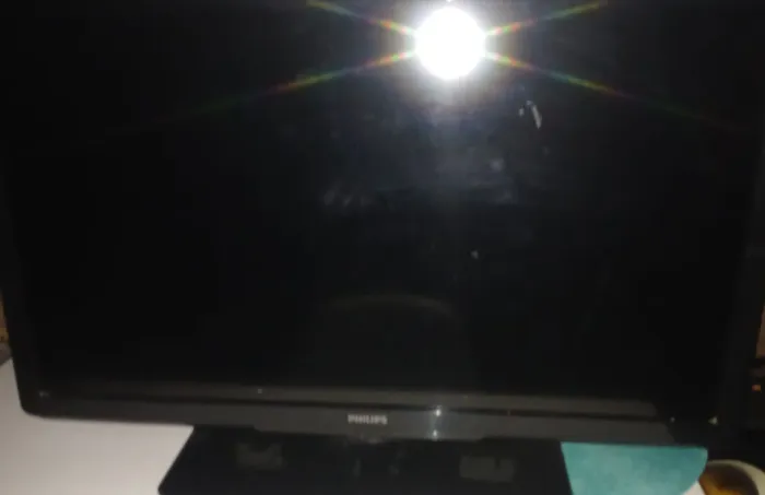 Televisão 32 polegadas philips LCD, com pé de vidro Preto fume muito convervada. 