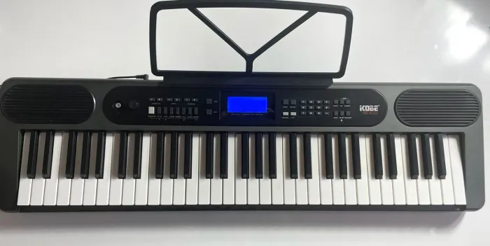 Teclado Musical Kobe KB-400 61 Teclas Sensitivas + Pedal