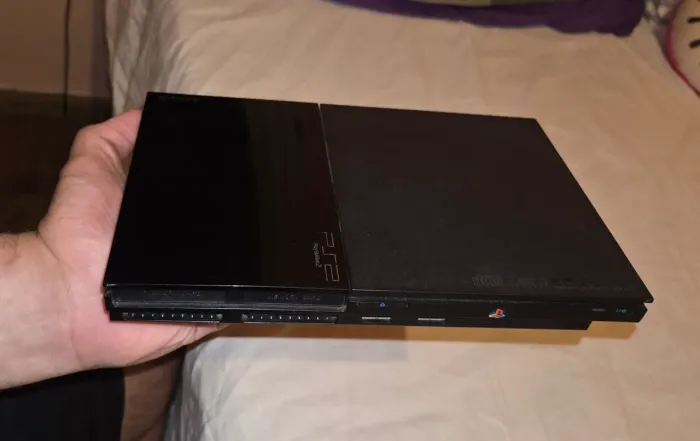 PlayStation 2 em ótimo estado (sem controles originais + Winning Eleven 9 original)