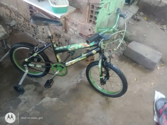 bicicleta aro 16 do Ben 10 semi nova sem marcas de ferrugens e sem defeitos nenhum compl