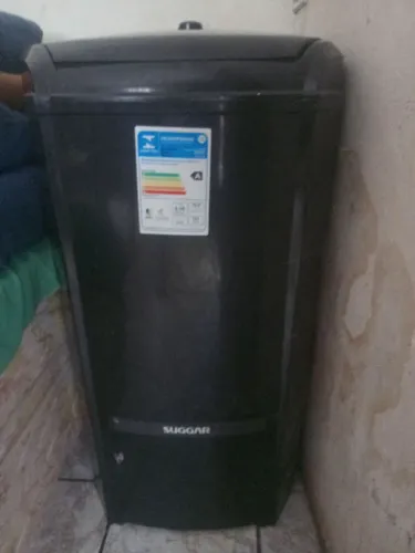 Lavadora de roupas SUGGAR 8kg semi nova pouco tempo de uso .