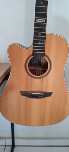 Violão, marca Strinberg em ótimo estado, acompanha capa e cabo de som P10