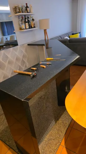 Bar de marmore com apoio de mdf para adega