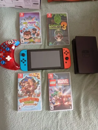 Vendo Nintendo swicht com 2 controles e 4 jogos originais.