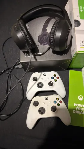 Xbox Serie S com 2 controles e headset