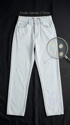 Desapego dessa linda calça jeans de lavagem clara com mini margaridas!