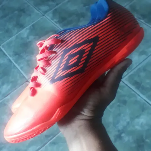 VENDO ,TENIS  P/  FUTSAL,  UMBRO  ORIGINAL.  TAM:40.