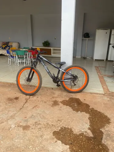 Bicicleta boa pra quem gosta de dar grau