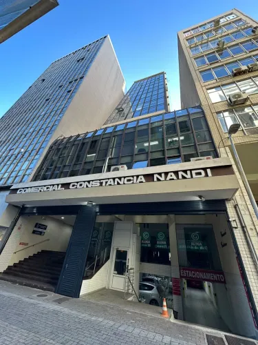 Sala desocupada super central, andar alto, com vista para o mar, divisória, ar condicionad