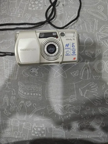 Vendo câmera Olympus Infinity 76, câmera Sony digital e telefone celular. R$ 60,00.