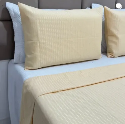 Cama, mesa e banho