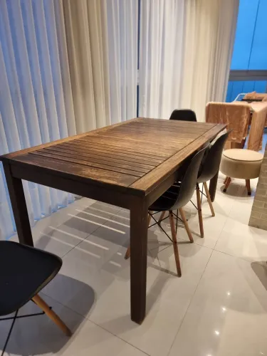 Mesa de jantar de madeira