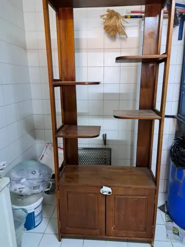 Vendo armário madeira excelente para sala ou cozinha medidas 208 cm x86. 