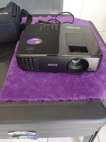 Datashow com tela de projesão!