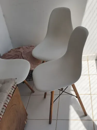 VENDO 03 CADEIRAS, Eames Eiffel, Pé Palito. R$50,00 CADA.SOMENTE PARA RETIRADA. FALAR PV