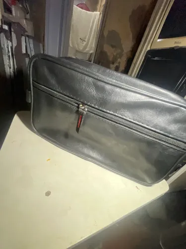 Necessaire preta de couro bolsa estojo 