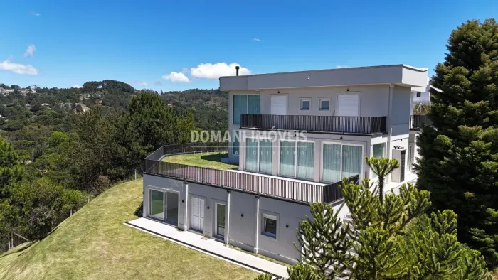 Casa Ampla com 05 Suítes em Condomínio Fechado na Região de Descansópolis