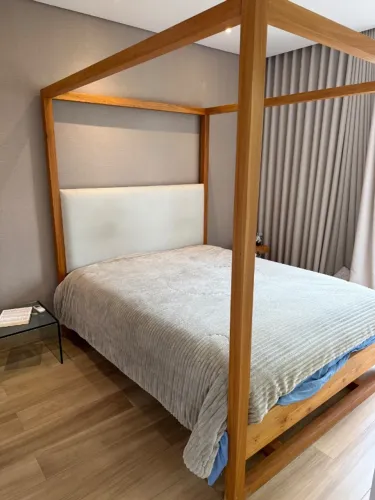 Cama queen em madeira