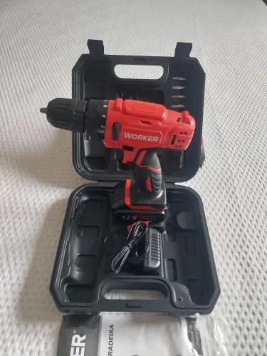 Furadeira e parafusadeira 1 bateria 12v bivolt 10mm marca WORKER nova sem uso