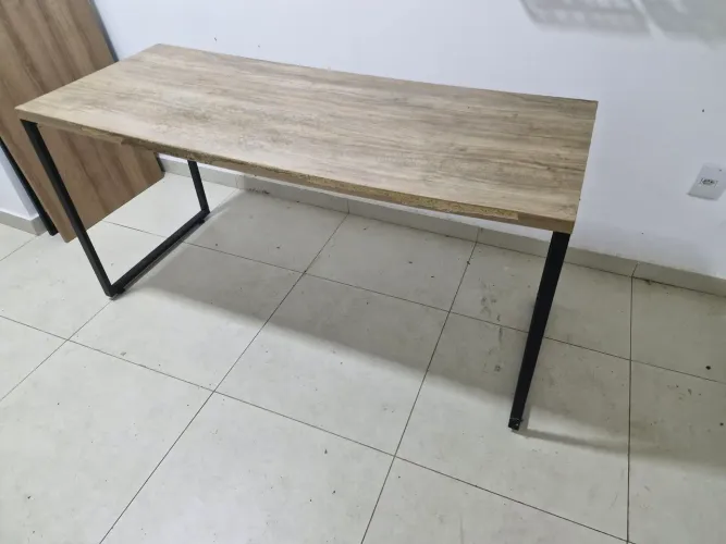 Mesa (60x1,50) 80,00 reais