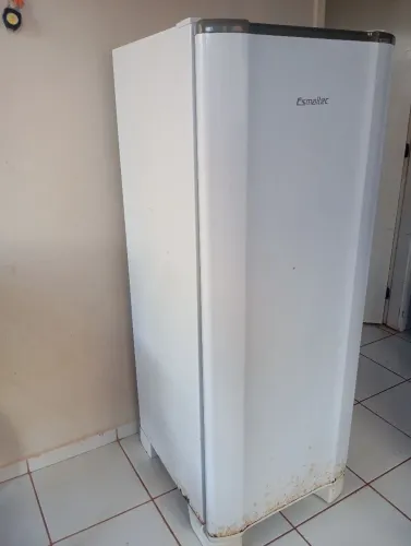 Geladeira de uma porta marca Esmaltec
