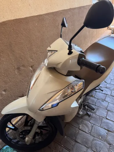 Moto Honda Biz 125 - branco perolado