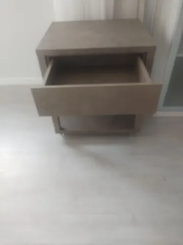 Mesa em MDF de apoio com rodízio.