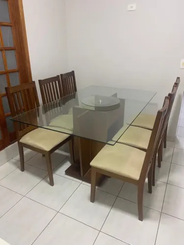 MESA DE JANTAR COM TAMPO DE VIDRO + 6 CADEIRAS - LINDA E CONSERVADA!