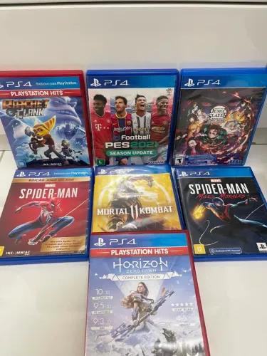 PlayStation 4 com 2 controles e 7 jogos.