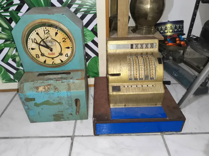 Caixa registradora e relógio de ponto antigo ambos para restauração uso decorativo