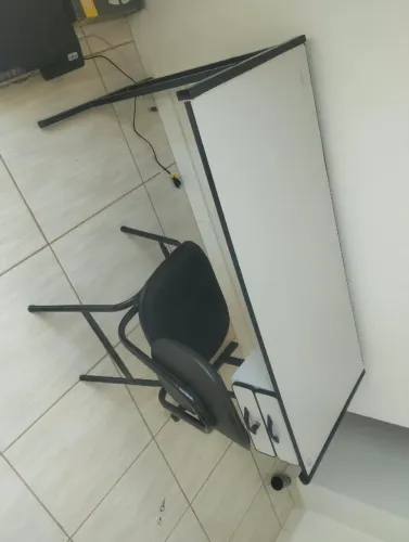 Mesa de escritorio com duas gavetas/chave
