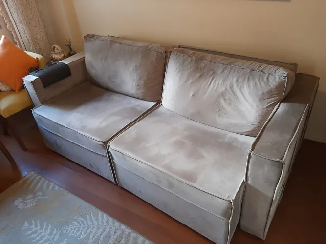 Vendo sofá cama de casal semi novo. Excelente estado de conservação.