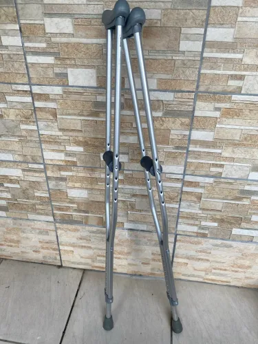 Vende-se par de muletas