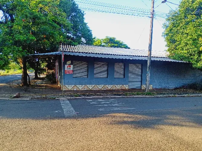 Casa com terreno de esquina e salão comercial no Jardim das Flores - Av. Golfinhos