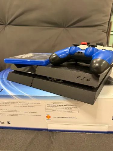 PS4 com 3 controles + mídia The Last of Us 2
