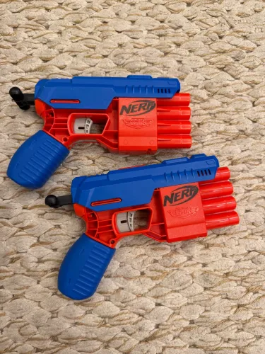 Kit com duas arminhas de brinquedo Nerf (sem balas)