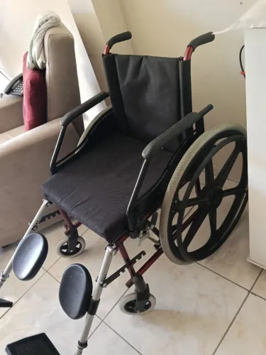 Vendo uma cadeira de rodas usada em estado de novo