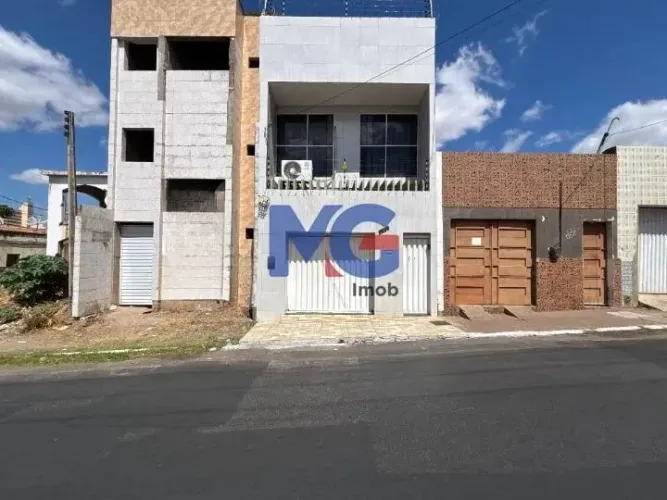 Casa à venda no Bairro Salesianos, Juazeiro do Norte - 4 quartos, 3 suítes, 150 m²