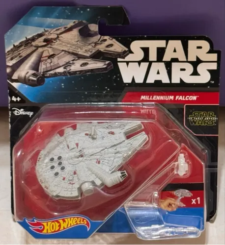 miniatura colecionável da nave Millennium Falcon da franquia Star Wars