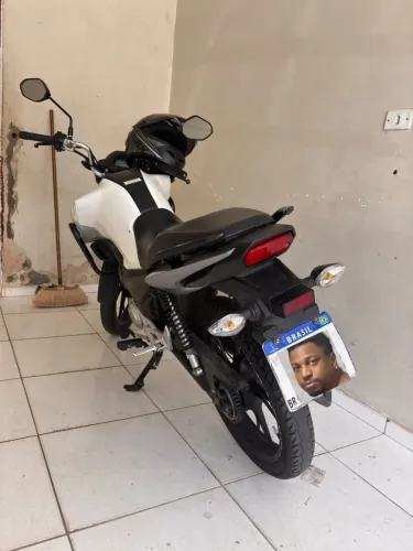 Vendo 160 Cargo muito Conservada.