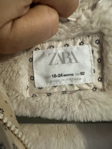 Jaqueta puffer da Zara para criançade 18 Mrs os