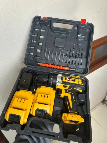 Parafusadeira/Furadeira com 2 Baterias ?